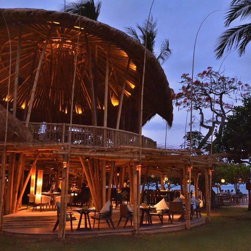 Bố trí lối đi bàn ghế hợp lý trong nhà hàng tre giúp lưu thông thuận tiện tạo cảm giác thông thoáng và rộng rãi