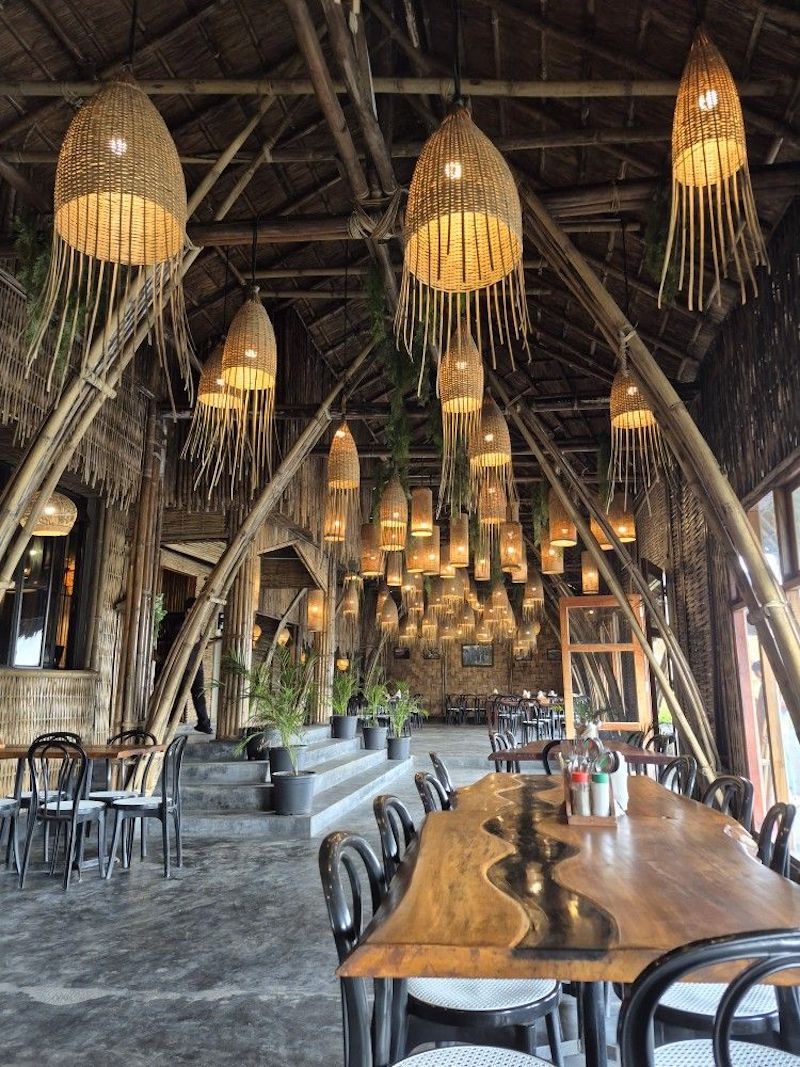 Tre có thể dùng để làm vách ngăn che nắng hoặc làm mái hiên tăng tính thẩm mỹ và bảo vệ không gian khỏi tác động thời tiết