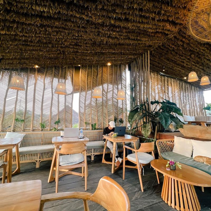 Quán ăn bằng tre dễ kết hợp với phong cách thiết kế tối giản mang lại không gian thanh thoát nhẹ nhàng cho thực khách 