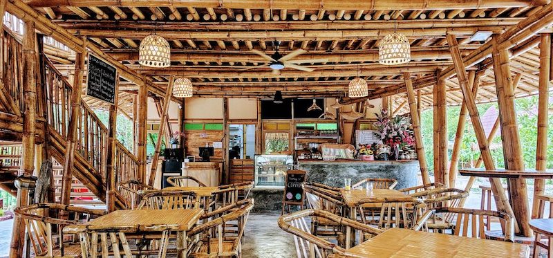 Khi thiết kế quán ăn bằng tre, lựa chọn loại tre thích hợp giúp đảm bảo độ bền, chống mối mọt, cong vênh và phù hợp phong cách, thẩm mỹ tổng thể