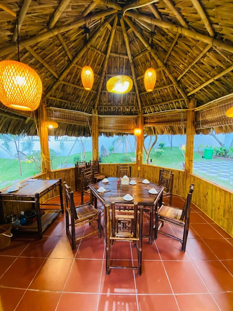 Khi thiết kế quán ăn bằng tre cần đảm bảo an toàn PCCC vì tre dễ cháy, bảo vệ khách, nhân viên và tài sản, đồng thời tuân thủ quy định pháp lý