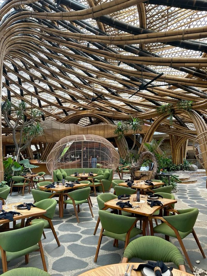 Kết hợp hài hòa tre với gỗ, kính, kim loại và vải giúp nhà hàng bền chắc, thẩm mỹ, tiện nghi, tạo không gian ấm cúng và trải nghiệm độc đáo cho khách