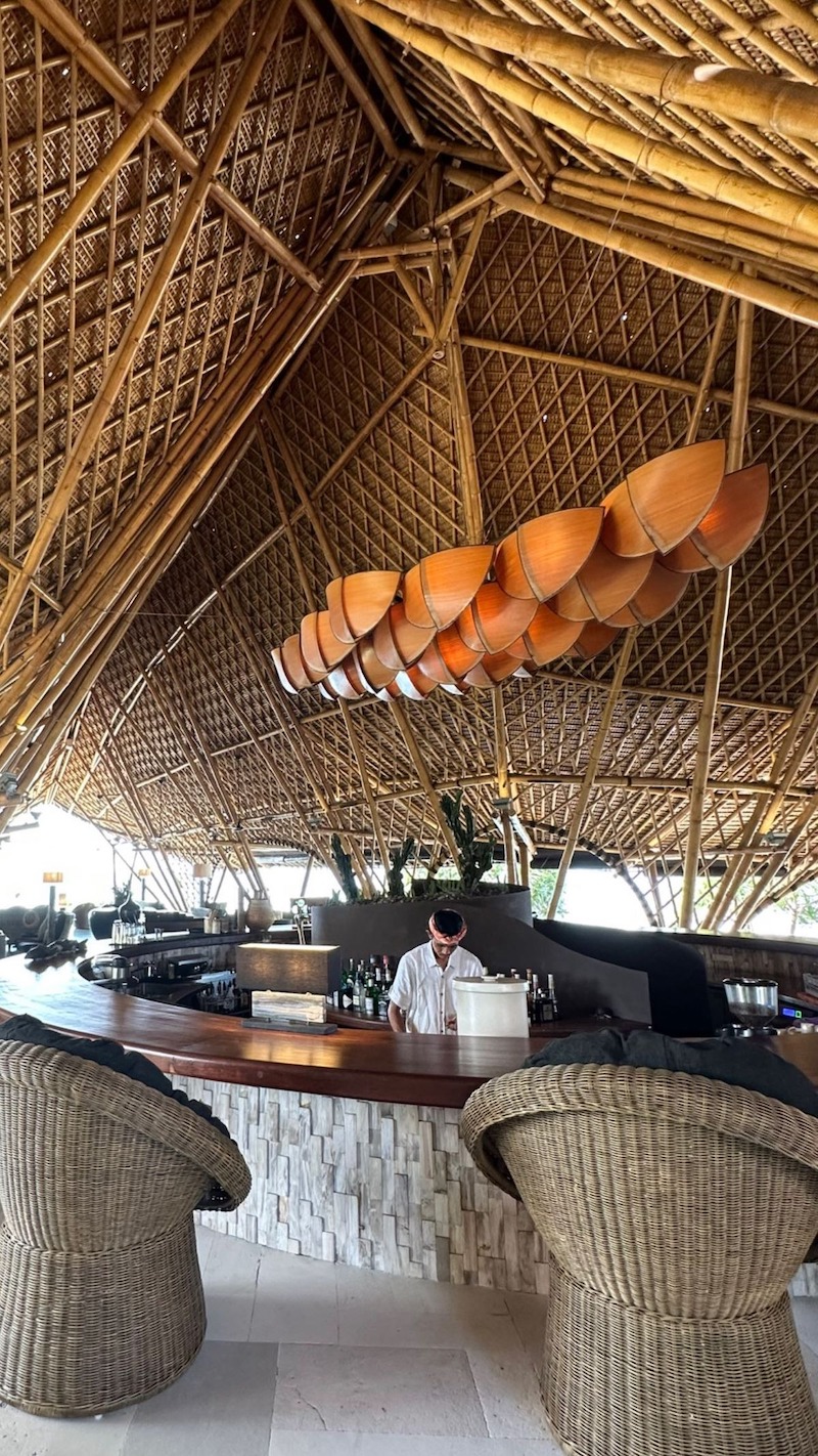 Tre là vật liệu thân thiện môi trường, giúp nhà hàng giảm chi phí xây dựng so với bê tông hay thép nhưng vẫn bền đẹp