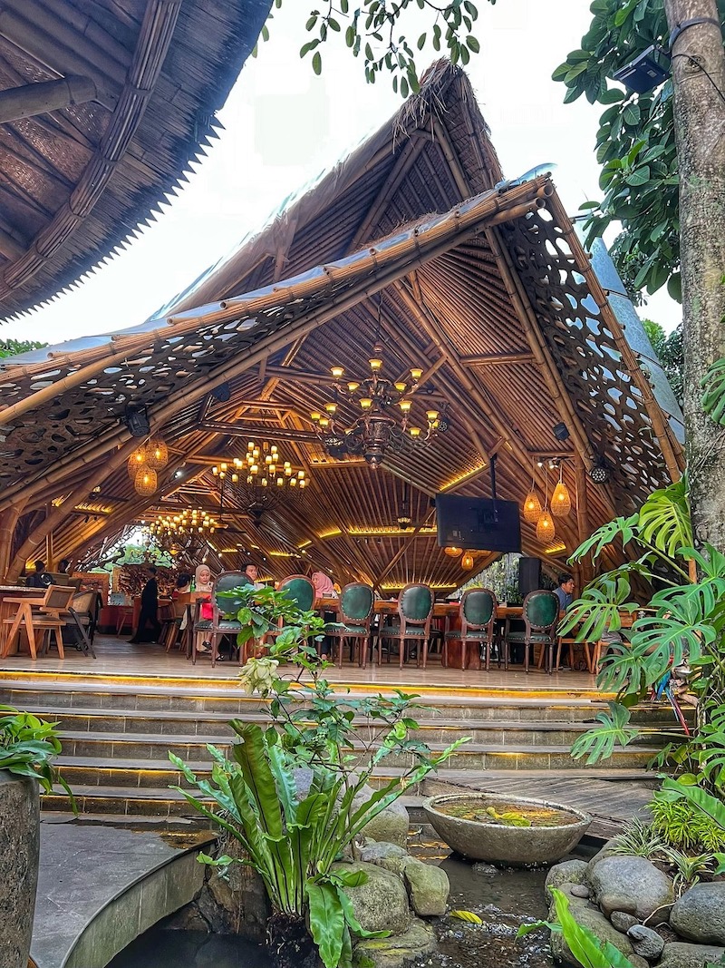 Việc sử dụng tre cho trần cột và vách ngăn tạo điểm nhấn tự nhiên tăng sự ấm cúng và cảm giác gần gũi cho không gian