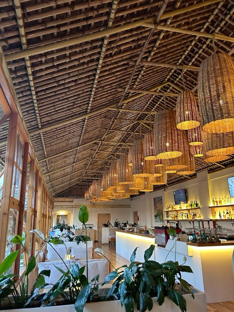 Tre kết hợp với gỗ tự nhiên mang đến không gian nhà hàng sang trọng nhưng vẫn giữ nét mộc mạc truyền thống đặc trưng