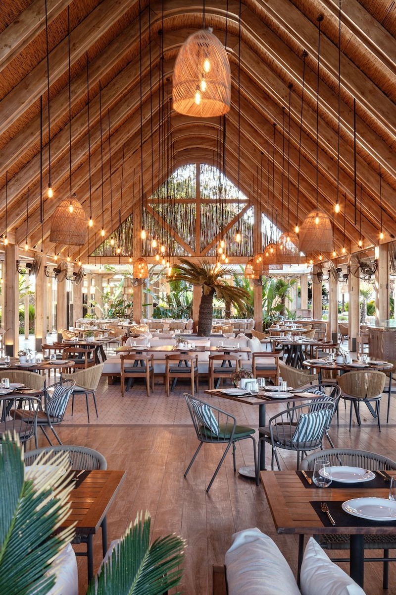 Kim loại nhẹ như thép hoặc nhôm kết hợp với tre làm tăng độ vững chắc bảo đảm kết cấu nhà hàng bền lâu theo thời gian