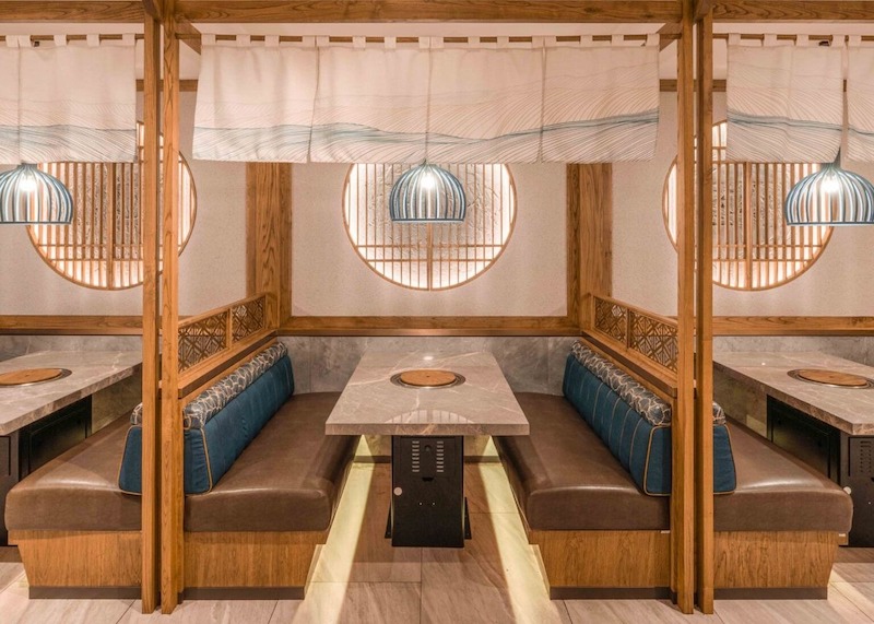 Thiết kế Nhật ưu tiên bố cục gọn gàng, lối đi thông thoáng, kết hợp hút khói âm bàn để giữ không gian sạch, giúp khách tận hưởng bữa nướng trọn vẹn hơn 