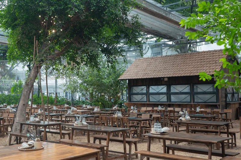 Xu hướng  quán nướng ngoài trời nhấn mạnh vật liệu bền thời tiết, bố trí bàn thoáng và điểm nhấn ánh sáng đêm, giúp quán vừa đẹp mắt vừa vận hành hiệu quả trong nhiều điều kiện 