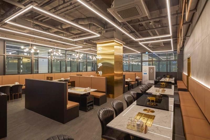 Thiết kế hiện đại kết hợp vật liệu kính, kim loại và màu trung tính, giúp quán nướng trở nên sang trọng, tinh gọn và phù hợp nhiều nhóm khách khác nhau 