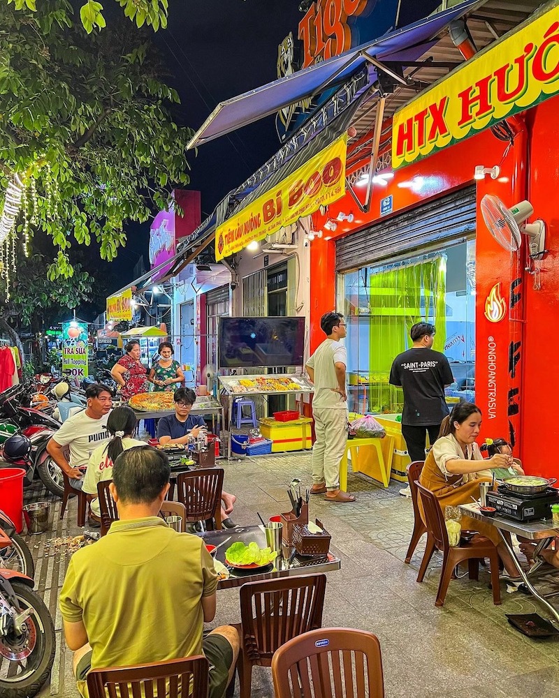 Quán nướng vỉa hè ưu tiên bàn ghế gọn nhẹ, dễ dọn dẹp, ánh sáng vàng ấm và cách bố trí đơn giản, tạo cảm giác gần gũi, đúng chất đường phố 