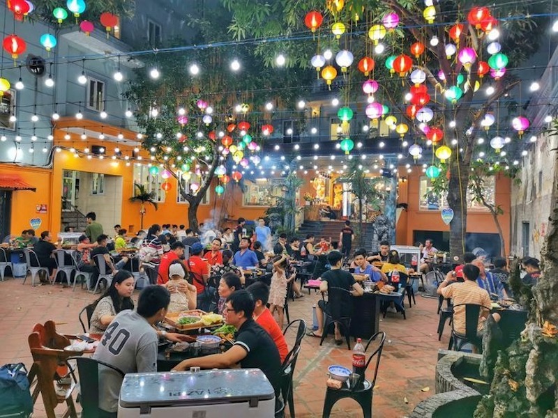 Thiết kế bình dân chú trọng tính linh hoạt, tối ưu diện tích và đảm bảo lối đi thoáng, giúp quán phục vụ nhanh, hạn chế ám khói và thu hút khách giá rẻ 