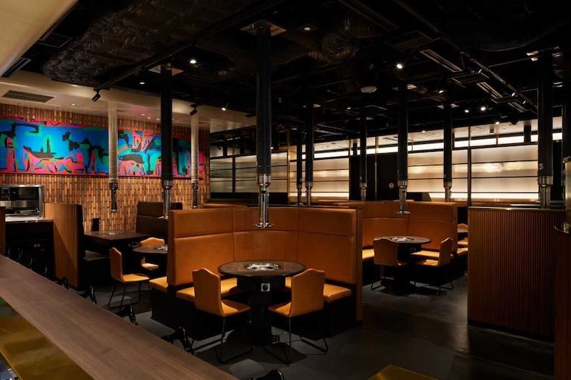 Bố trí bàn ghế hợp lý giúp tối ưu số chỗ ngồi, hạn chế ám khói và tạo luồng di chuyển thuận tiện cho nhân viên lẫn khách hàng