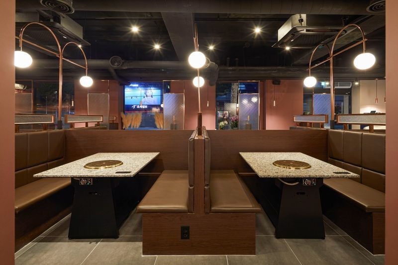 Quán nướng muốn hút khách cần kết hợp ánh sáng vàng ấm và tông màu phù hợp để tạo không khí gần gũi nhưng vẫn sạch sẽ