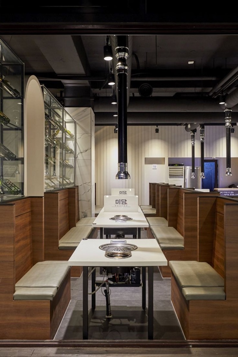 Phong cách Hàn Quốc trong quán nướng tạo cảm giác trẻ trung, hiện đại và rất hợp với nhóm khách trẻ thích check-in 