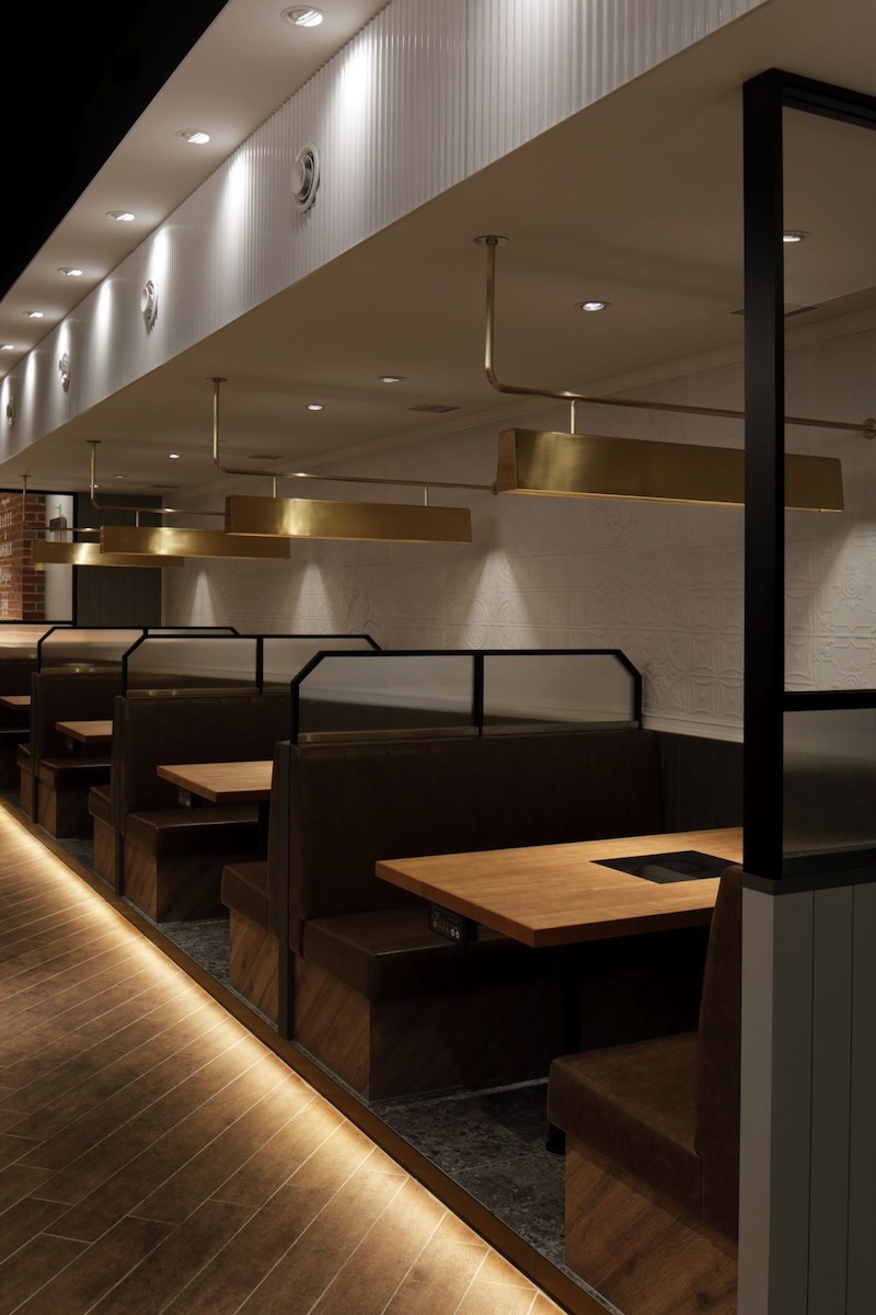 Thiết kế quán nướng phong cách hiện đại ưu tiên sự tinh gọn, màu trung tính và ánh sáng thông minh, tạo cảm giác sạch và sang