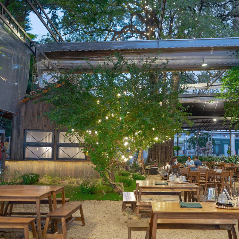 Quán nướng sân vườn cần khai thác ánh sáng tự nhiên, cây xanh và khoảng thoáng để tạo trải nghiệm thư giãn hơn cho khách