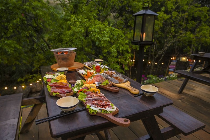 Quán nướng ngoài trời tạo cảm giác thư giãn với không gian thoáng mát, giúp thực khách thưởng thức món ăn trong bầu không khí gần gũi thiên nhiên