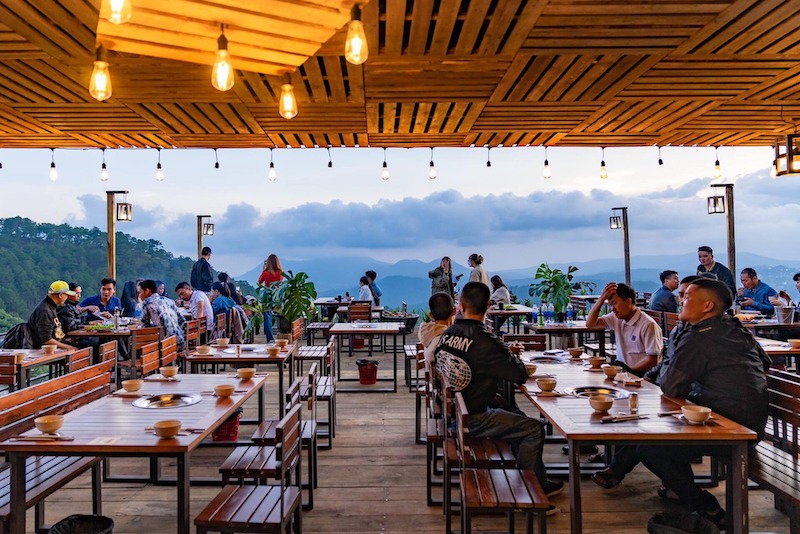 Mô hình nướng sân vườn thường tận dụng ánh sáng tự nhiên và mảng xanh để tạo trải nghiệm “ăn - chill” hấp dẫn giới trẻ