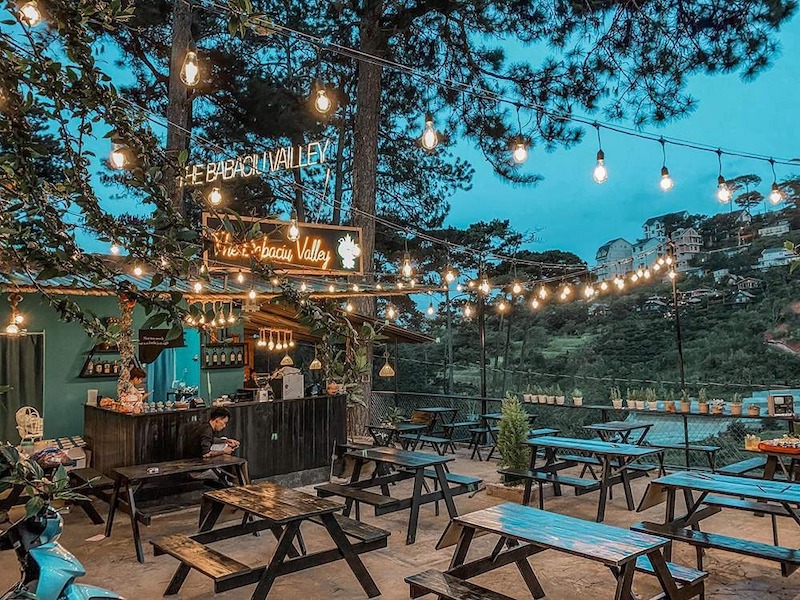 Quán nướng ngoài trời cho phép bố trí bàn ghế linh hoạt, dễ mở rộng khi đông khách và tối ưu mặt bằng hiệu quả