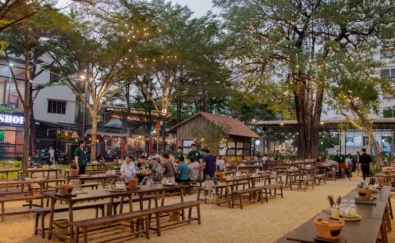 Mô hình quán nướng sân vườn mang lại trải nghiệm thoáng mát, giảm ám mùi, tạo không gian thư giãn tự nhiên và dễ thu hút khách nhờ bầu không khí rộng mở, gần gũi 