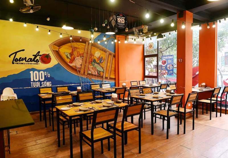 Nội thất đa năng cho quán tối giản dễ di chuyển, xếp gọn khi cần mở rộng hoặc ghép bàn, đáp ứng nhóm đông và giờ cao điểm