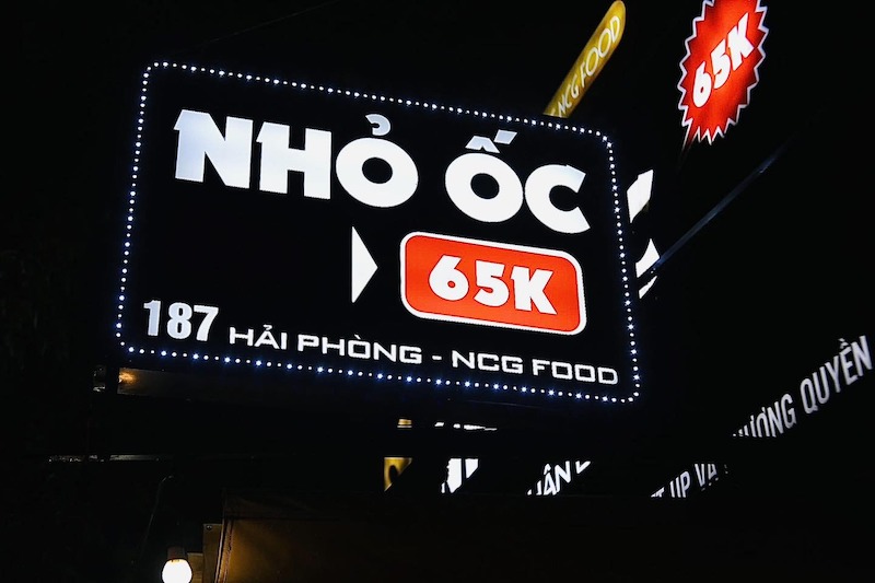 Bảng hiệu quán ốc thu hút giúp tạo ấn tượng đầu tiên, dễ nhận diện thương hiệu, thu hút khách vãng lai và tăng khả năng khách quay lại