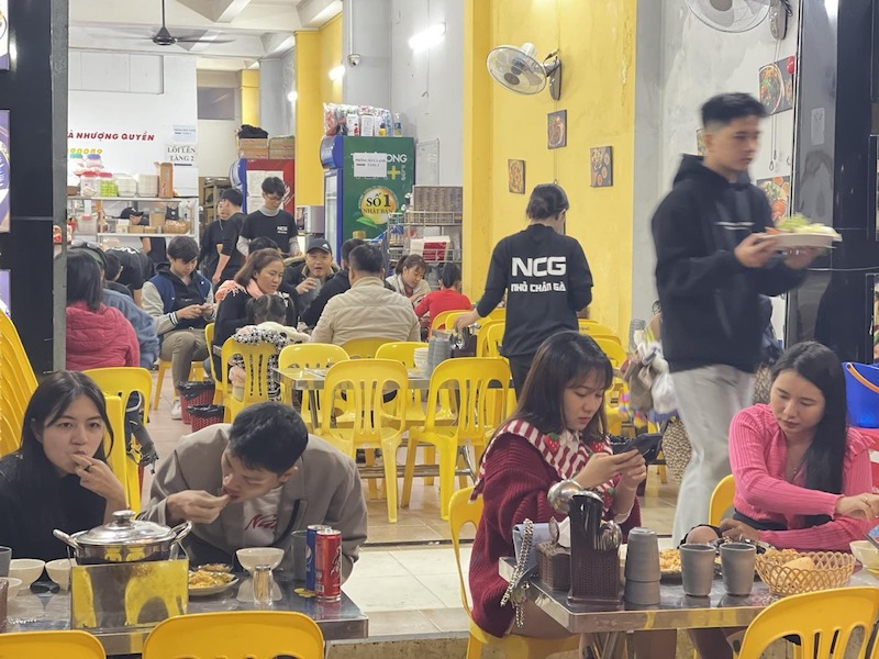 Khu vực tiếp khách và bàn ghế quán ốc nên thoáng, lối đi rộng, bàn ghế dễ vệ sinh, linh hoạt, tạo cảm giác thoải mái, phục vụ nhanh và gọn gàng