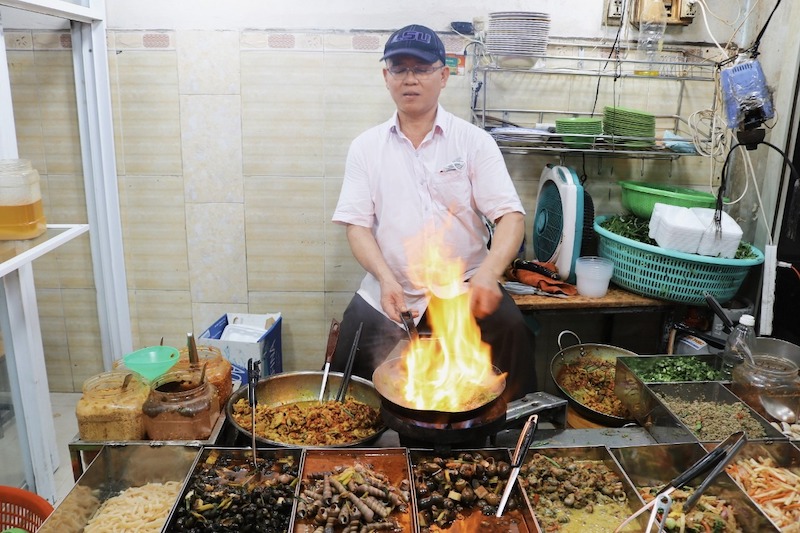 Khu vực bếp và pha chế nên bố trí khoa học, tách bếp - khách, có hút mùi mạnh, vật liệu dễ vệ sinh, giúp phục vụ nhanh, giảm mùi và khói