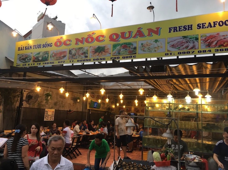 Không gian phụ trợ và lưu trữ nên gọn gàng, phân loại rõ ràng, gần bếp, sử dụng kệ/tủ đa năng, thuận tiện lấy nguyên liệu, dễ vệ sinh và tối ưu diện tích