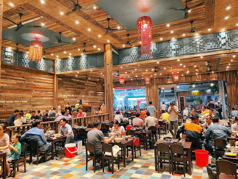 Nội thất hiện đại cho quán ốc vỉa hè ưu tiên bàn ghế dễ vệ sinh, vật liệu bền, sắp xếp linh hoạt, tạo cảm giác thoải mái cho khách lâu dài