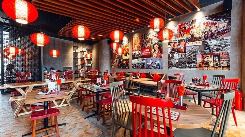 Thiết kế quán ốc phong cách Hong Kong tạo cảm giác náo nhiệt với biển neon rực rỡ, bảng hiệu retro và không gian đường phố sống động, thu hút khách trẻ