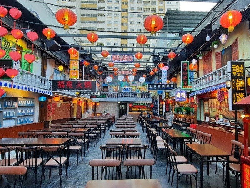 Thiết kế quán ốc Hong Kong còn tận dụng không gian nhỏ nhưng đầy năng lượng, tạo cảm giác đông vui, nhộn nhịp, phù hợp nhóm khách thích check-in và trải nghiệm