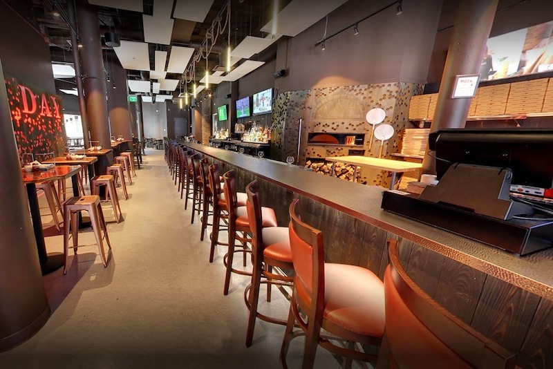 Nên ưu tiên thiết kế mô hình bếp mở vì nó giúp khách hàng quan sát trực tiếp quy trình nướng pizza, tạo sự tin tưởng, tăng trải nghiệm và nâng giá trị thương hiệu 