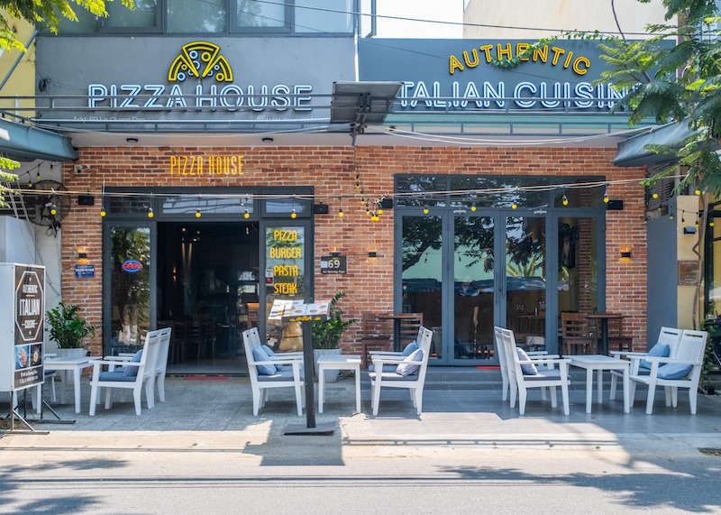 Thiết kế quán pizza truyền thống thường sử dụng gạch nung, mái vòm và lò nướng củi đặc trưng, tạo cảm giác như đang thưởng thức pizza ngay tại nước Ý