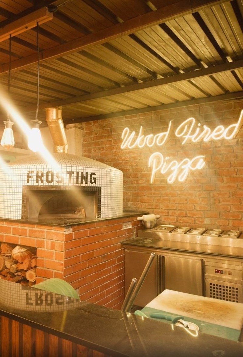 Quán pizza nướng củi mang đến hương vị chuẩn Ý đặc trưng, kết hợp không gian ấm cúng và trải nghiệm trực tiếp quá trình nướng bánh hấp dẫn 