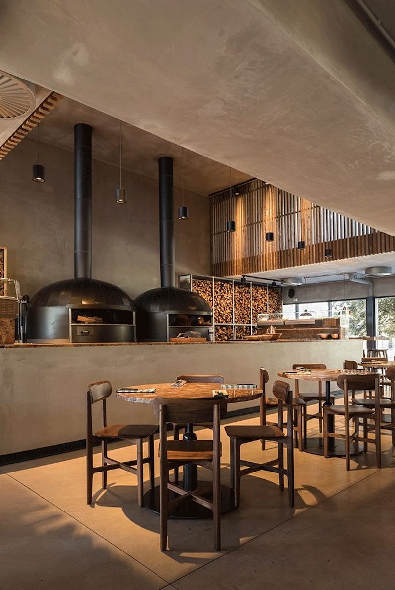 Nội thất quán thường kết hợp bàn ghế gỗ với khung sắt, đèn Edison treo, tạo cảm giác trẻ trung, phá cách và phù hợp với phong cách street style 