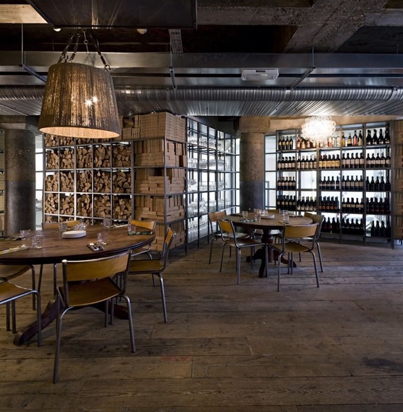 Phong cách công nghiệp phù hợp với giới trẻ, nhóm bạn năng động và những khách hàng yêu thích không gian cá tính, hiện đại và trải nghiệm pizza sáng tạo