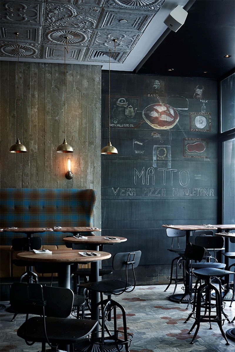 Thiết kế quán pizza công nghiệp thường tận dụng không gian mở, kết hợp kệ trưng bày kim loại và decor tối giản, vừa tiện nghi vừa tạo điểm nhấn mạnh mẽ 