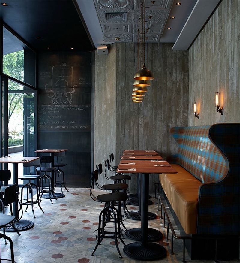 Sử dụng vật liệu bền, dễ bảo trì như kim loại và bê tông giúp quán pizza công nghiệp vận hành lâu dài, tiết kiệm chi phí và giữ phong cách độc đáo 