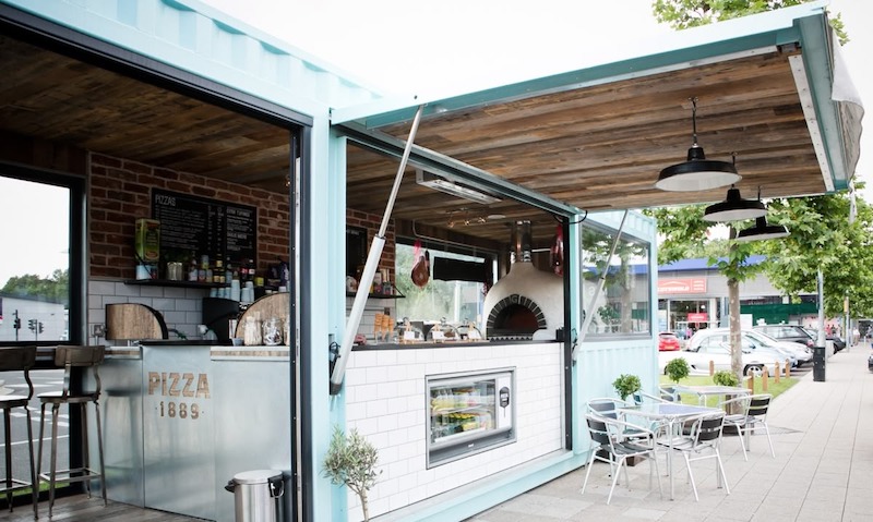 Thiết kế quán pizza sử dụng container tận dụng không gian nhỏ gọn, linh hoạt di chuyển, kết hợp màu sắc nổi bật và bố trí tối ưu để phục vụ nhanh, thu hút khách trẻ