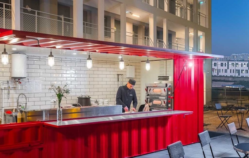 Mô hình container còn dễ kết hợp decor sáng tạo, bảng hiệu nổi bật và màu sắc thu hút, tạo điểm nhấn độc đáo giữa các quán pizza truyền thống 