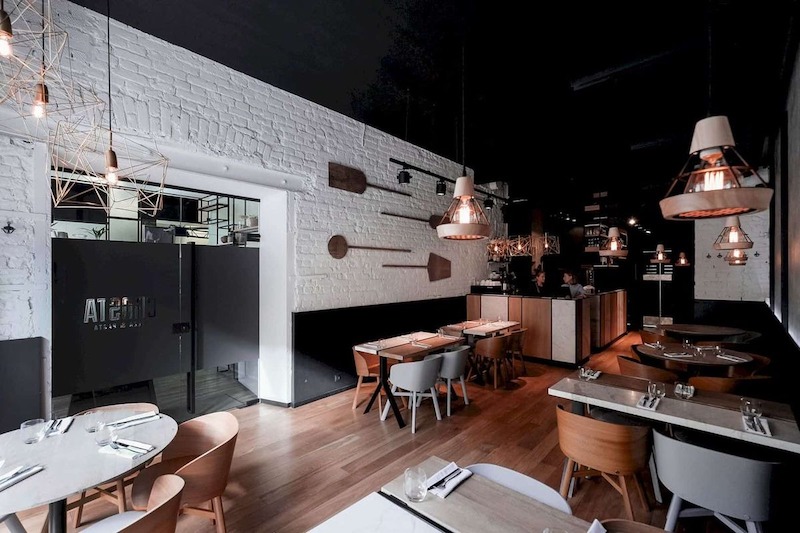 Quán pizza tối giản tập trung vào đường nét gọn gàng, màu sắc trung tính và bố cục thoáng, mang đến không gian hiện đại, tinh tế và dễ chịu cho khách