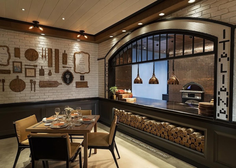 Bếp nướng và quầy phục vụ bố trí gọn gàng, tối ưu luồng di chuyển, giúp nhân viên thao tác nhanh và phục vụ khách hiệu quả