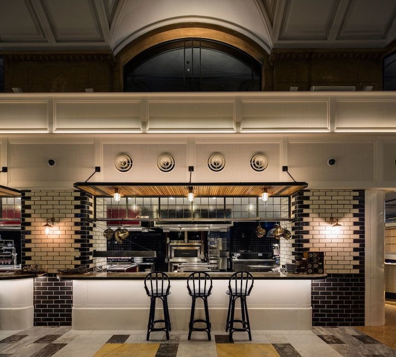 Nội thất quán tối giản thường sử dụng bàn ghế đa năng, vật liệu nhẹ nhàng, kết hợp ánh sáng tự nhiên hoặc đèn LED tinh tế, tạo cảm giác rộng rãi, thanh thoát