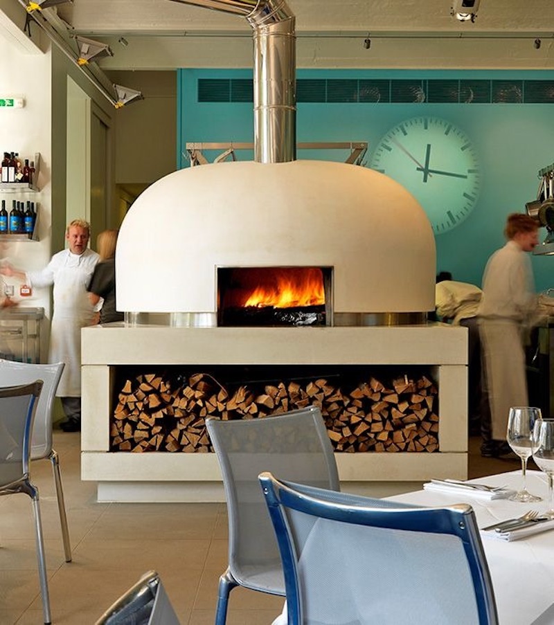 Phong cách tối giản ưu tiên sự tinh gọn, giảm chi tiết rườm rà, tập trung vào chất lượng dịch vụ và trải nghiệm ăn uống thoải mái, nhanh chóng