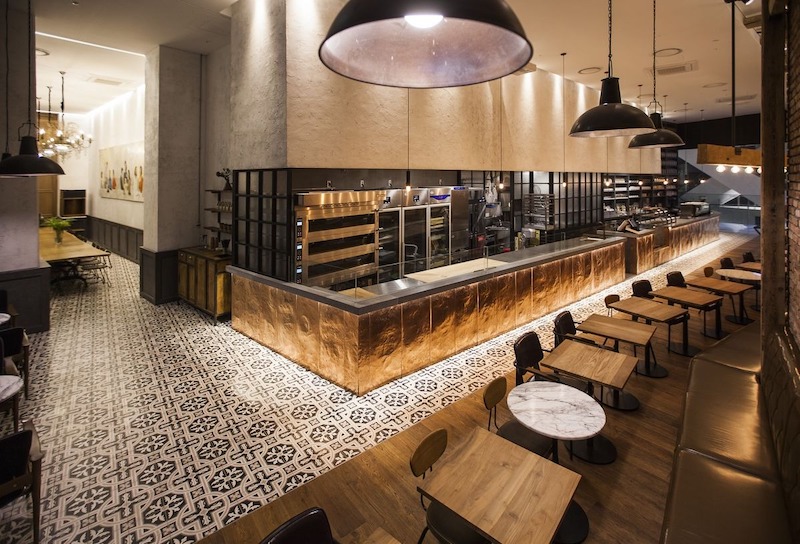 Nội thất hiện đại ưu tiên bàn ghế đa năng, bố trí linh hoạt để tối ưu diện tích và đảm bảo trải nghiệm khách hàng tiện nghi, thoải mái