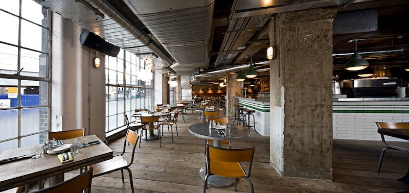 Quán pizza phong cách Công nghiệp (Industrial) mang đến vẻ đẹp mạnh mẽ, trần trụi, hiện đại và phóng khoáng