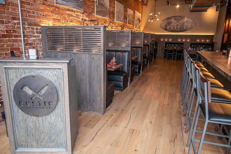 Khi bố trí quán ăn nhỏ, cần chú ý quy tắc phân luồng lối đi để tránh va chạm, giảm ùn tắc, giúp nhân viên di chuyển nhanh và khách hàng cảm thấy thoải mái hơn 