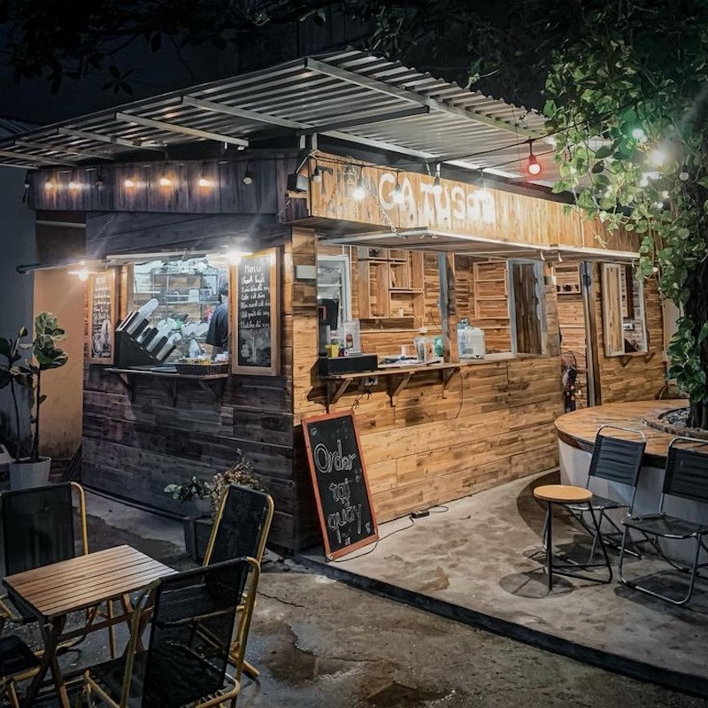 Nên dùng bàn chữ nhật hoặc bàn vuông vì chúng dễ kê sát tường, ghép linh hoạt, tận dụng tối đa diện tích và tạo lối đi gọn gàng cho quán ăn nhỏ 