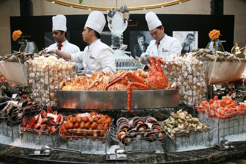  Bếp và kho tại nhà hàng buffet hải sản đặt gần quầy line, giúp nhân viên refill liên tục, giữ đồ ăn tươi ngon, đảm bảo vận hành suôn sẻ 